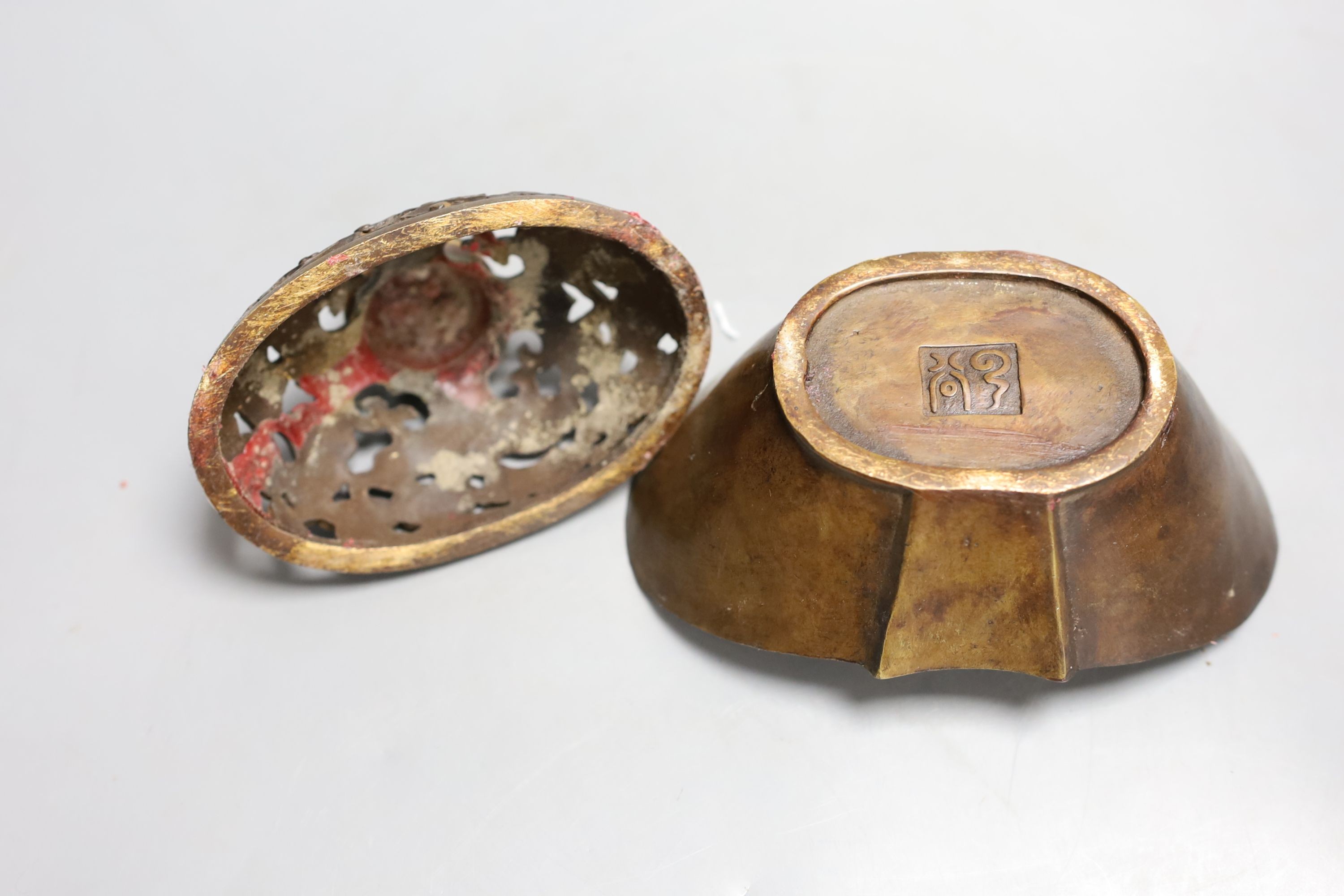 A Chinese archaistic oval bronze censer and cover, 16 cm wide